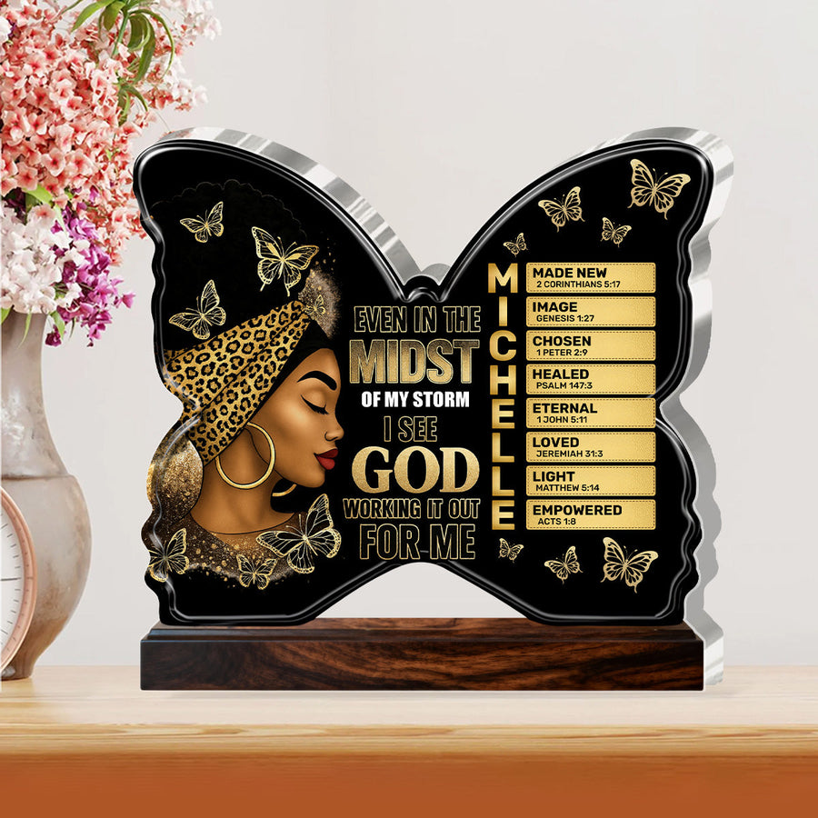 Hands holding the personalized plaque in front of a bookshelf
