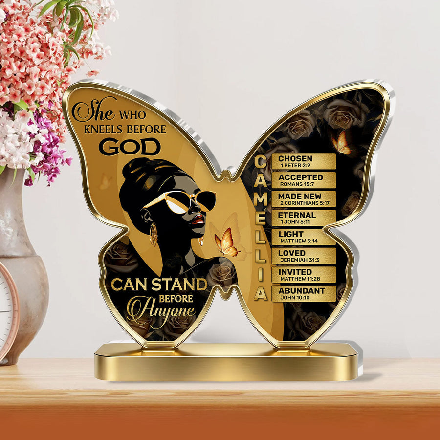 Hands holding the personalized plaque in front of a bookshelf